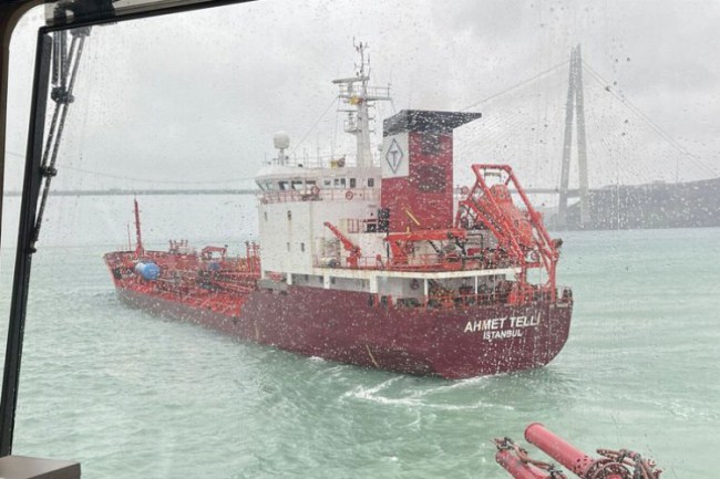 Boğaz'da arızalanan tanker Ahırkapı'ya demirletildi