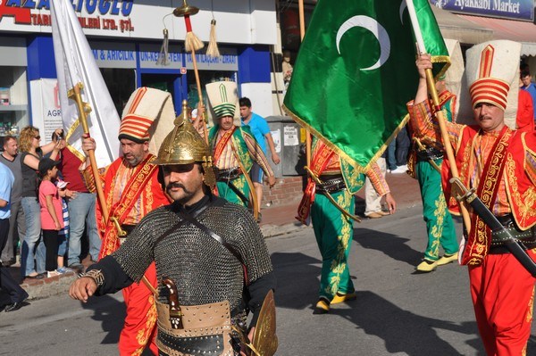 Mehretan eşliğinde festival korteji