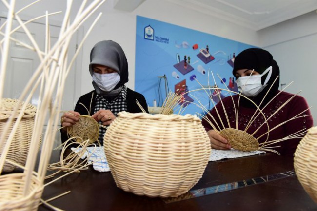 Bursa Yıldırım'da kadınlar üreterek öğreniyor