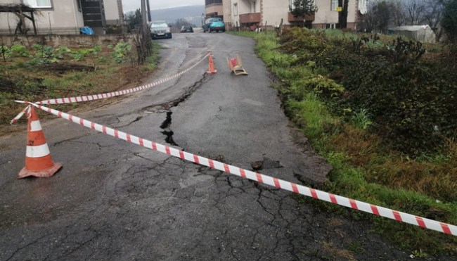 Kdz.Ereğli'de sağanak yağış yolu çökertti