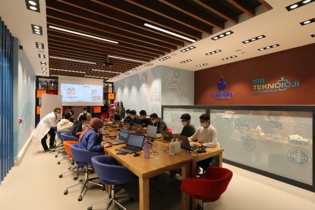 İBB Teknoloji Atölyeleri derse başladı