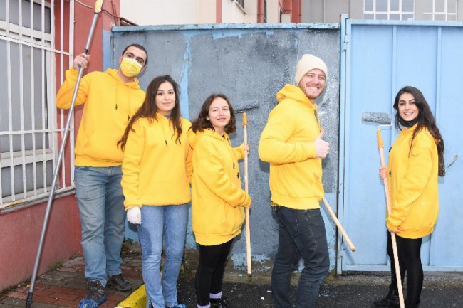 Kerem Bürsin okulları renklendiriyor