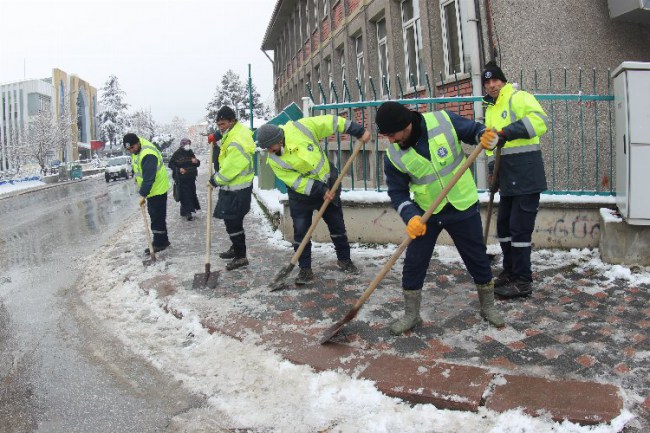 Kütahya karla mücadeleye devam ediyor