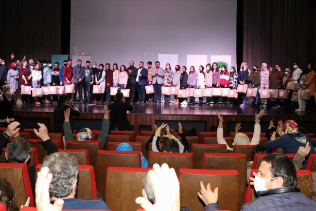 İşaret diliyle 'Ayla' gösterimi