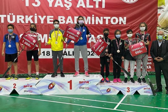 Manisalı badmintoncular Türkiye üçüncüsü