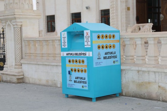 Kullanılmış kıyafetler kumbaralar sayesinde ihtiyaç sahiplerine ulaştırılıyor