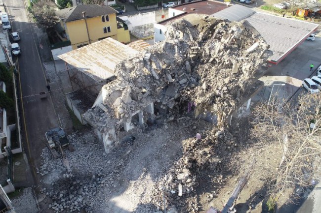 Kocaeli Gölcük'te hasarlı binalar yıkılıyor