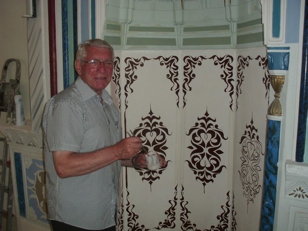 Emekli eğitimci-ressam cami kubbelerini süslüyor
