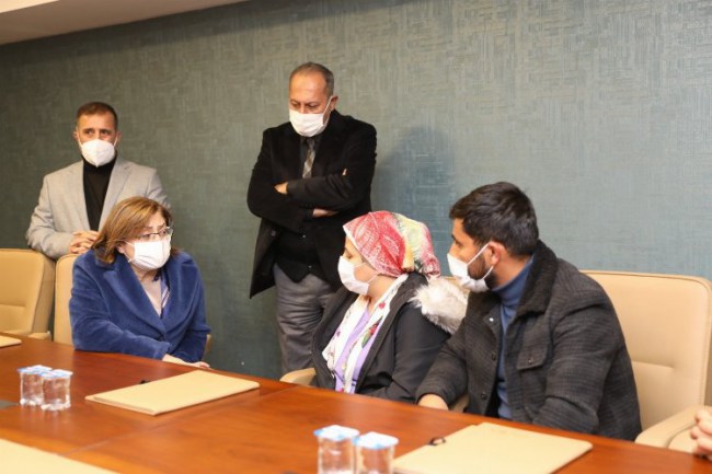 Başkan Şahin'den, Gaziantep'te pitbull saldırısına uğrayan aileye ziyaret