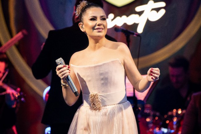 Merve Özbey'den 'Tamamen Arabesk' gecesi