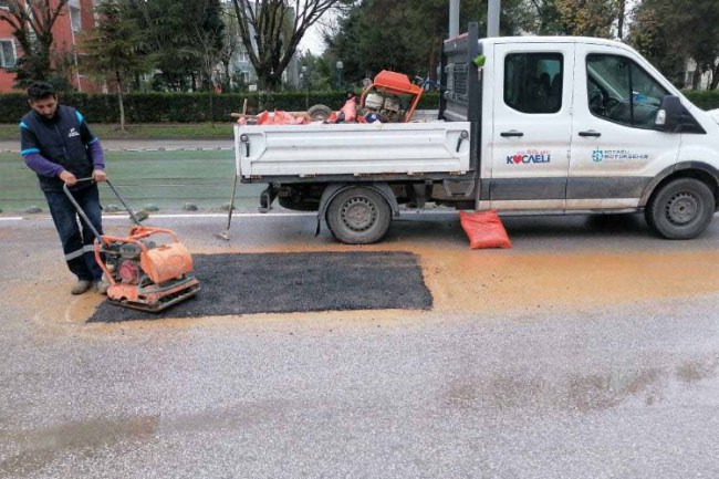 Kocaeli'nde çukurlar onarılıyor