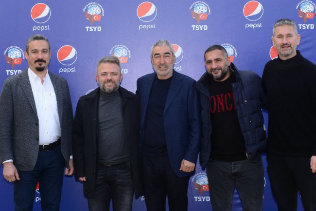 Futbolun efsaneleri futbolseverlerle buluştu