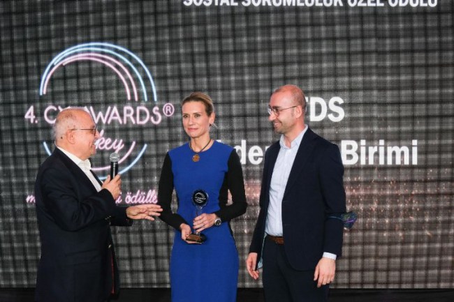 Kadın İçin Taşıyoruz projesine ödül