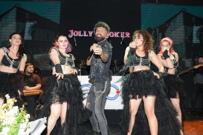 Mehmet Çevik yeni yaşını sahnede kutladı