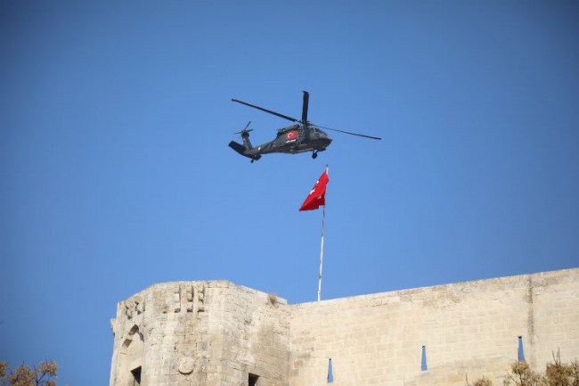 Tarihi Gaziantep Kalesi'nde helikopter gösterisi