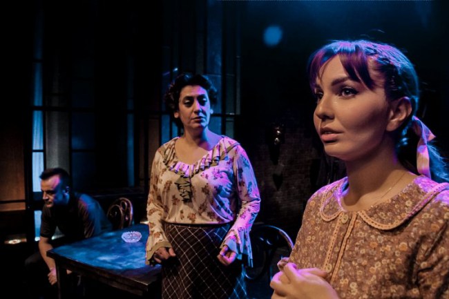 Bursa'da yılın son oyunu "Sırça Kümes"