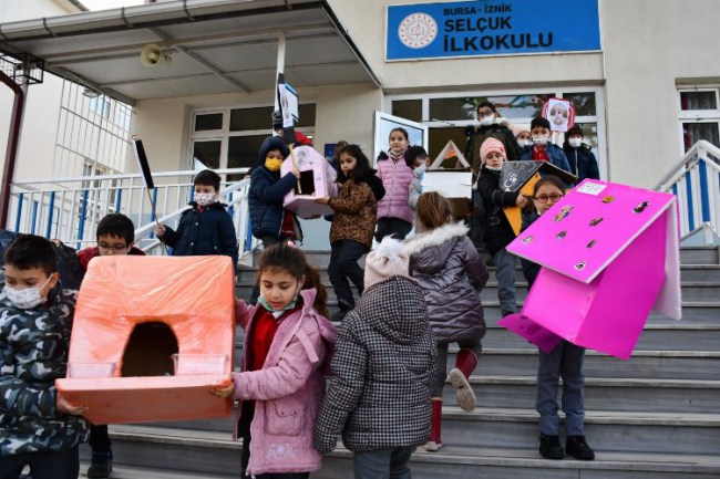 Bursa İznik'te öğrencilerden her okula kedi yuvası