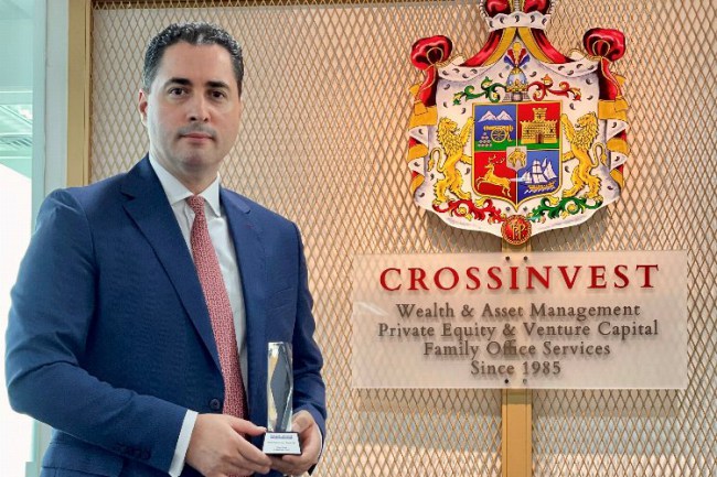 Cem Azak'a "Asya Pasifik Bölgesi'nin Yükselen Yıldızı" ödülü