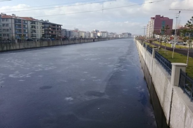 Afyonkarahisar'da dere dondu