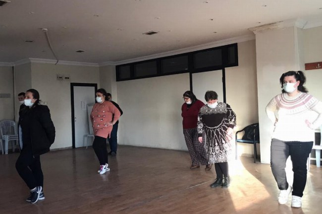 İzmit Down Cafe etkinlikleriyle sosyalleştiriyor