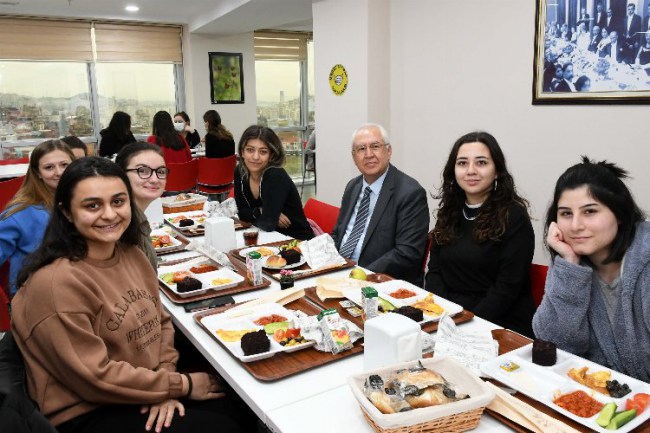 İzmir Karabağlar'da Başkan Selvitopu öğrencilerle buluştu