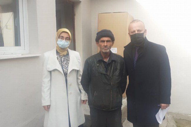 Manisa'da evi yanan aileye yardım