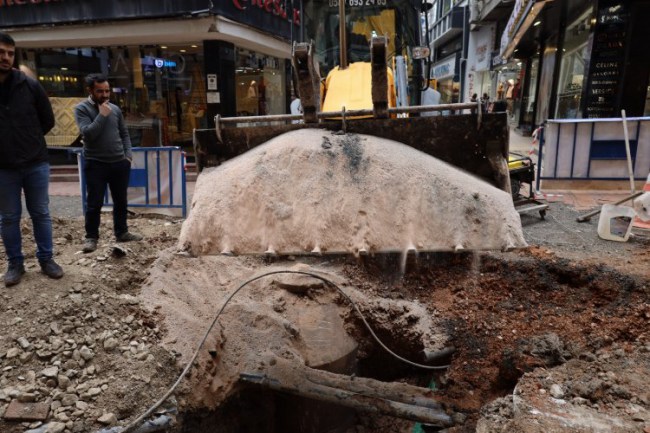 Kocaeli İzmit'te yol çalışmasına yılbaşı molası