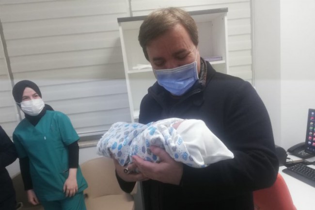 Aksaray'da yeni yıl bebeklerine altın