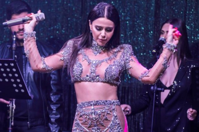 Simge'nin 2 ayrı mekanda yeni yıl coşkusu