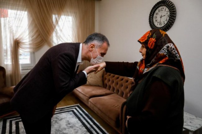 10 yıldır askerler için çorap örüyor