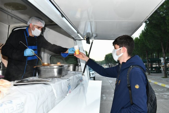 İzmir Çiğli'de öğrencilere sıcak çorba
