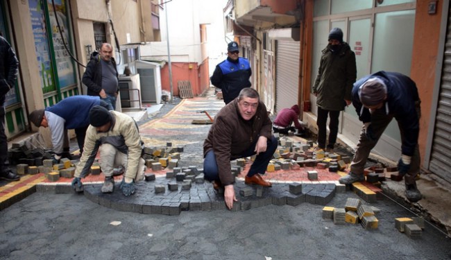 Alaplı Belediye Başkanı Tekin, parke taşlarını eliyle dizdi
