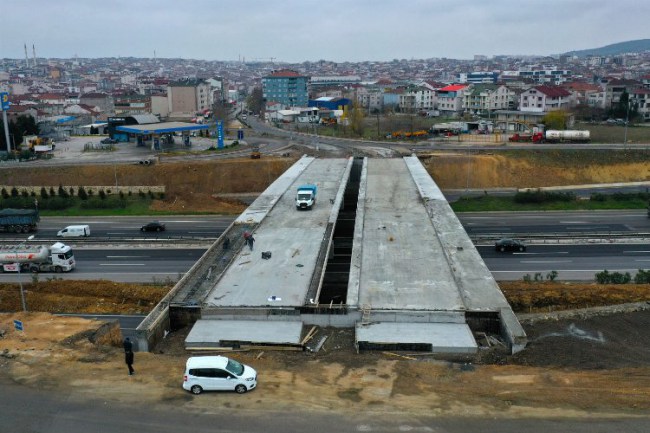 Kocaeli'nde Tembelova Köprüsü'nün kirişleri konuldu