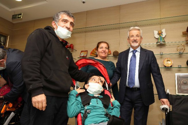 Bursa Nilüfer'de tekerlekli sandalyeler yeni yıl hediyesi oldu