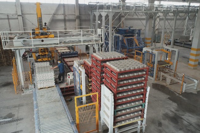 Manisa Salihli Beton'da 1 milyon 828 bin 990 metrekare parke taşı üretildi