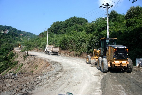 Asfalt ve Yol genişletme çalışmaları son sürat devam ediyor..