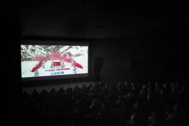 Mardin'de Vali Demirtaş, protokol üyeleriyle "Kesişme; İyi ki Varsın Eren" filmini izledi