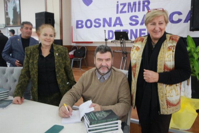 Boşnak Komutan Hociç kitabını İzmir'de imzaladı