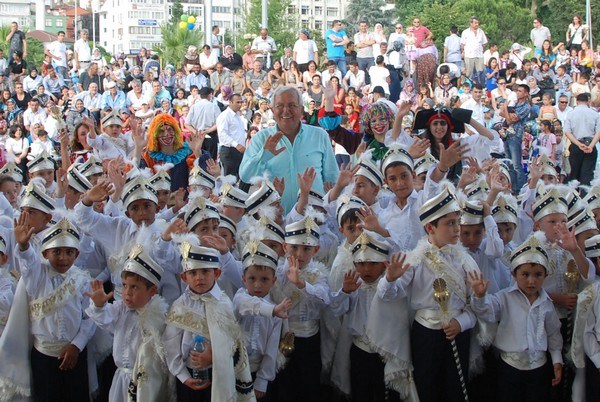 Belediyenin sünnet şöleninde 125 çocuk sünnet ettirildi..
