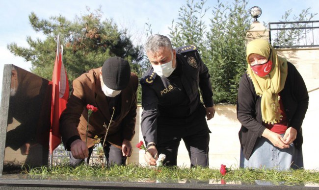 Zonguldaklı şehit polis memuru Kayık, mezarı başında anıldı
