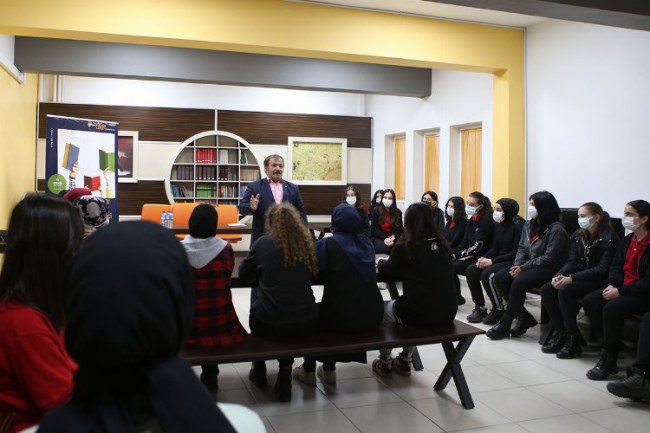 Sakaryalı yazarlar öğrencilerle buluştu