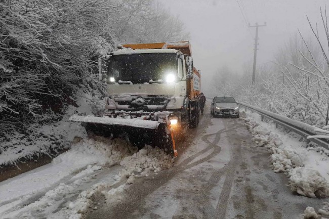 Kocaeli'nde ekipler kar mesaisinde