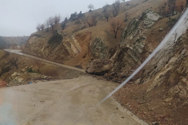 Batman Sason'da heyelan 10 köyün yolunu kapattı