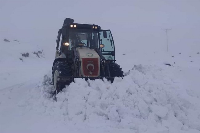 Malatya'da karla mücadele sürüyor