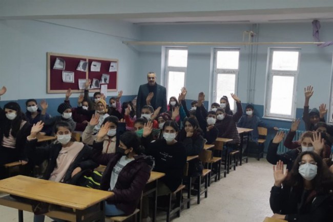 Batman'da köy öğrencilerine arkadaş seçimi konferansı