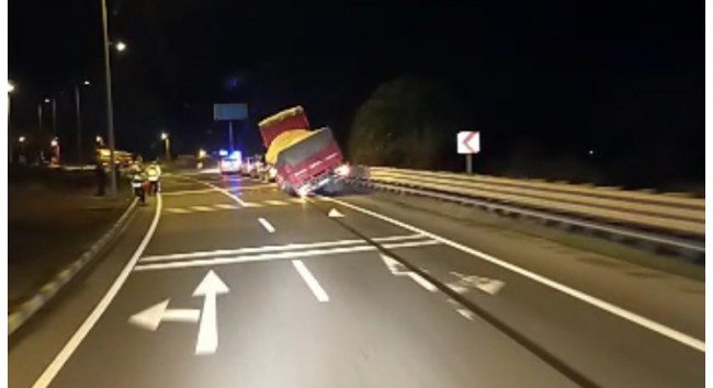 Alaplı’da tır bariyere çıktı