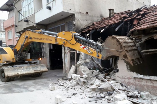Bursa Osmangazi'de metruk bina temizliği