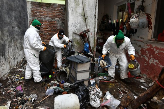 Bursa Osmangazi'de çöp ev!