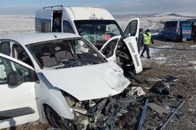 Niğde'de iki araç çarpıştı: 11 yaralı