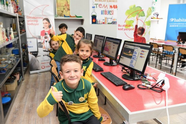 "Yarını Kodlayanlar" olarak gençler engelli bireylere çözüm üretti